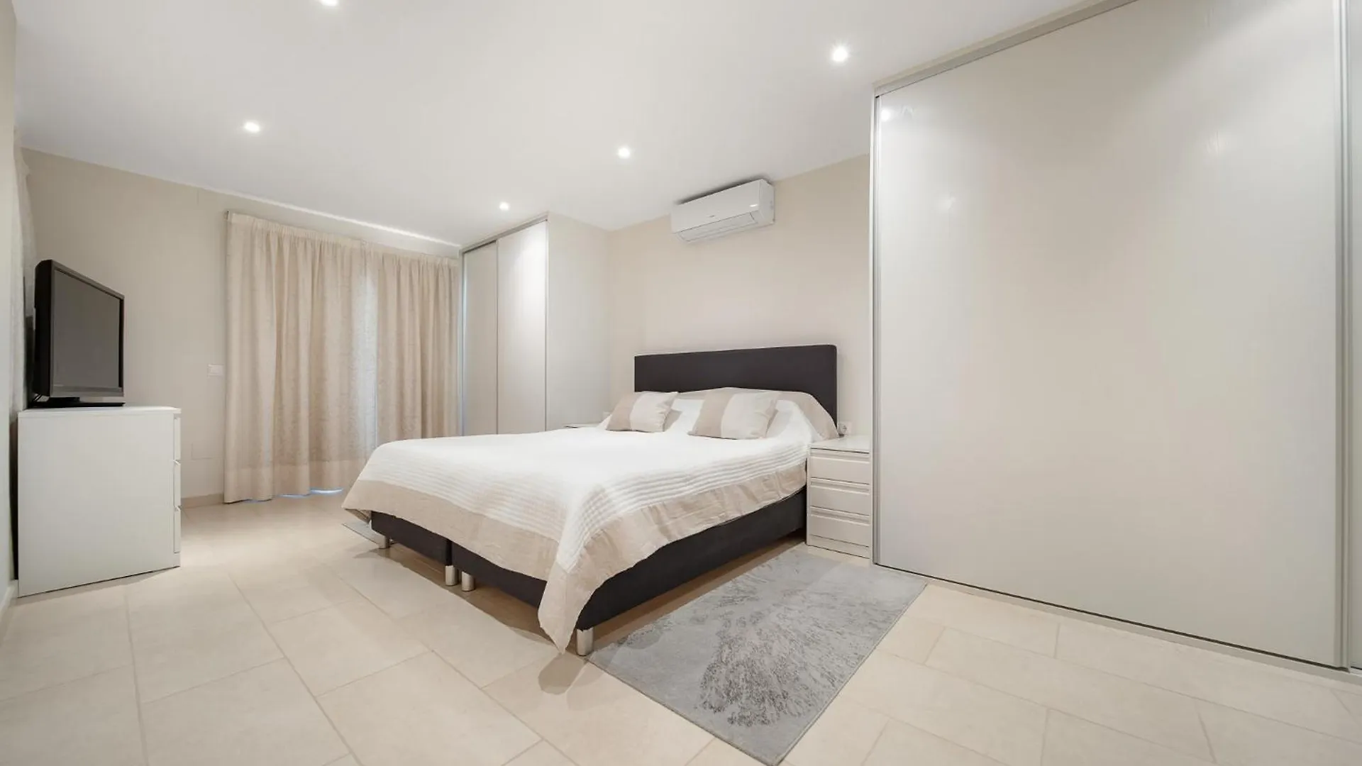 Wonderful Family Villa With Sea View, El Rosario 마르베야 0*,  스페인