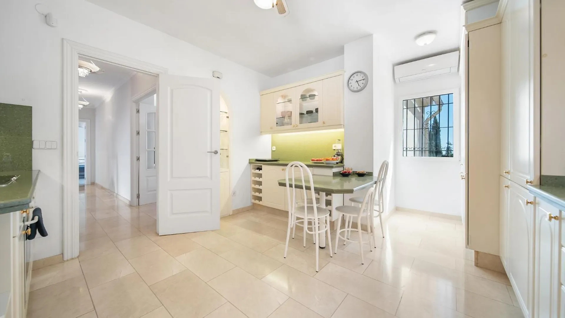 Wonderful Family Villa With Sea View, El Rosario 마르베야 0*,